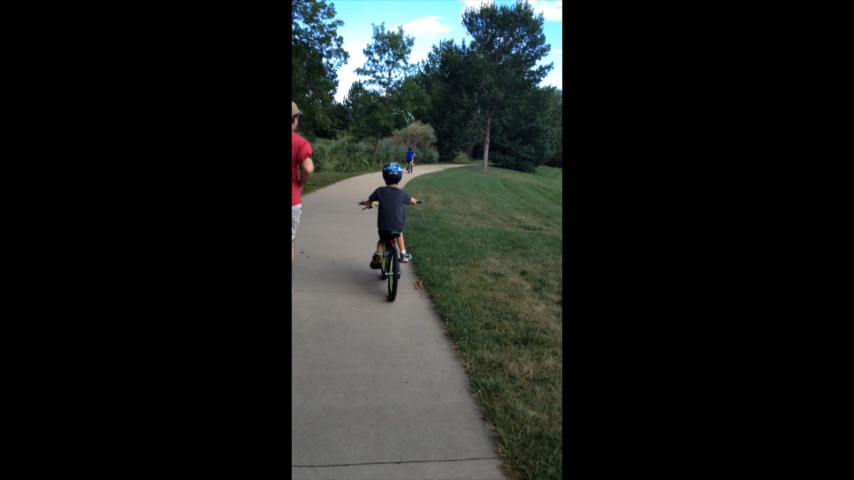 Ted Ride: Ted's getting the hang of riding without training wheels!