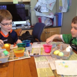 Dyeing eggs