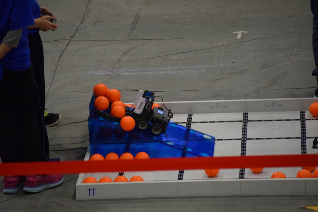 Robot on the ramp in the finals match