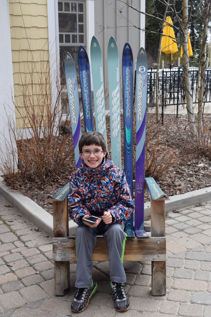 Ski throne