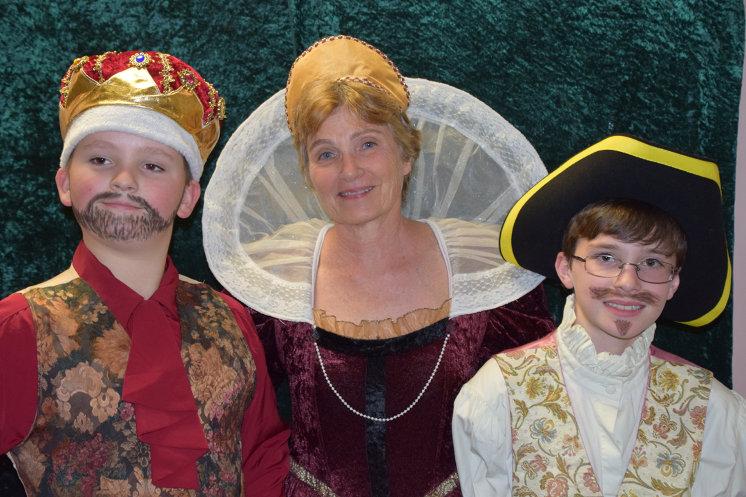 Posing with Queen Elizabeth I