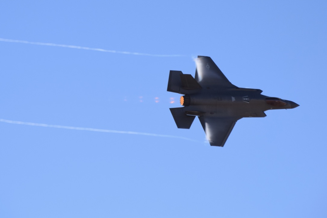Vapour trails and collecting on the wings