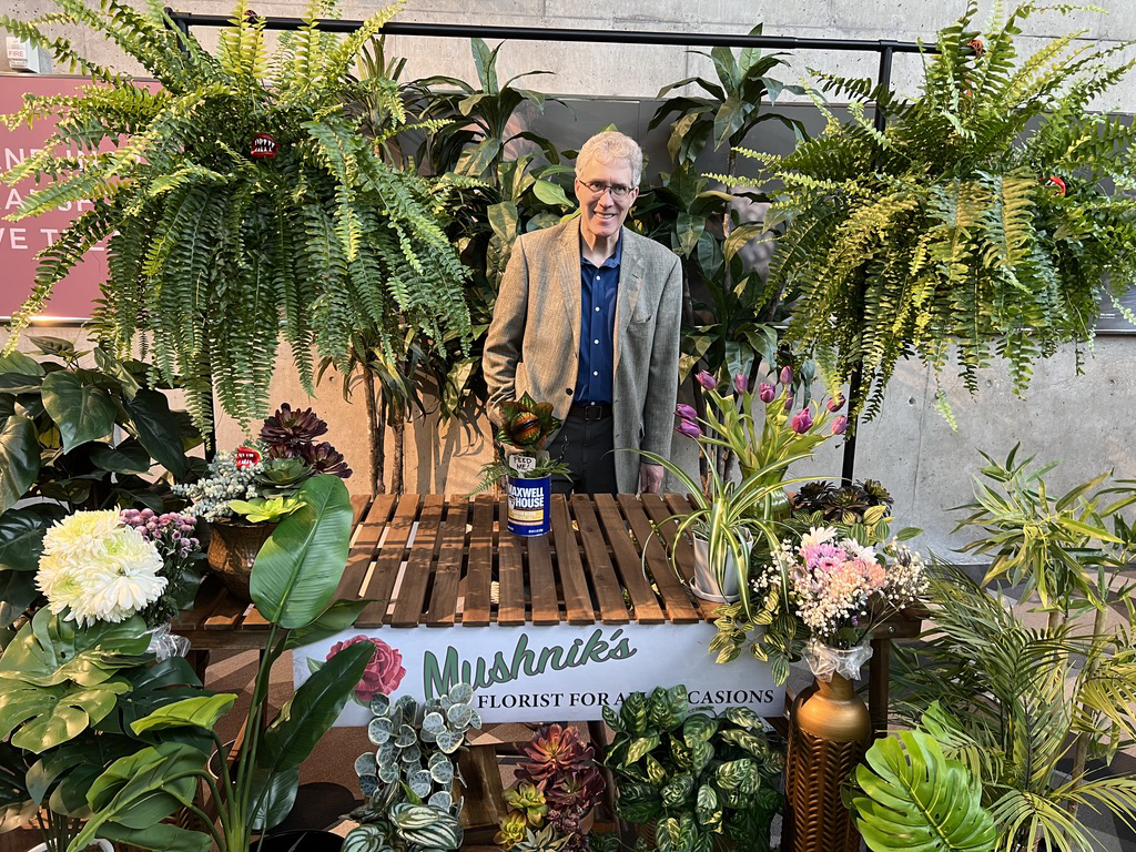 Jeff stops by Mushnik's to see the strange and unusual plant